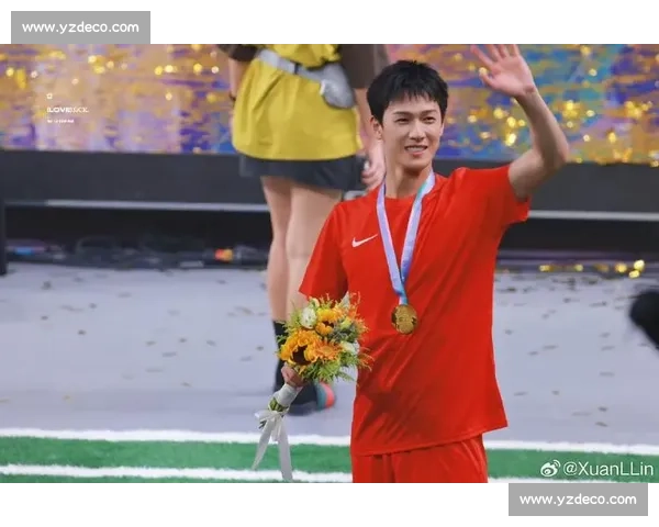 李昀锐邢武篮球路透释出!红色球服点燃体育生荷尔蒙风暴 李昀锐邢武篮球路透释出!红色球服点燃体育生荷尔蒙风暴